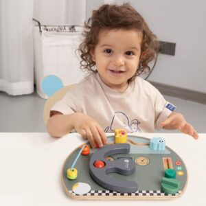 dziecko bawiące się tablicą manimulacyjną w kształcie kierownicy