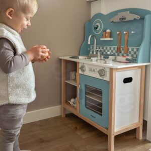 Drewniana kuchnia z akcesoriami niebieska