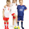 Dziewczynka i dwóch chłopców ubranych w kompletne dziecięce stroje piłkarskie