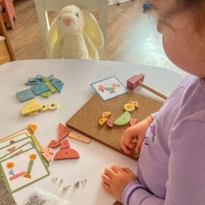drewniana-przybijanka-z-mlotkiem-montessori