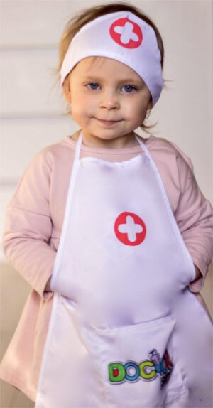 dziewczynka w białym fartuszku pielęgniarki i czepku
