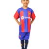 Chłopiec w kompletnym stroju piłkarskim Barcelona, który obejmuje koszulkę spodenki i getry