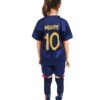 Dziewczynka w stroju piłkarskim dla dzieci MBAPPE 10 3w1