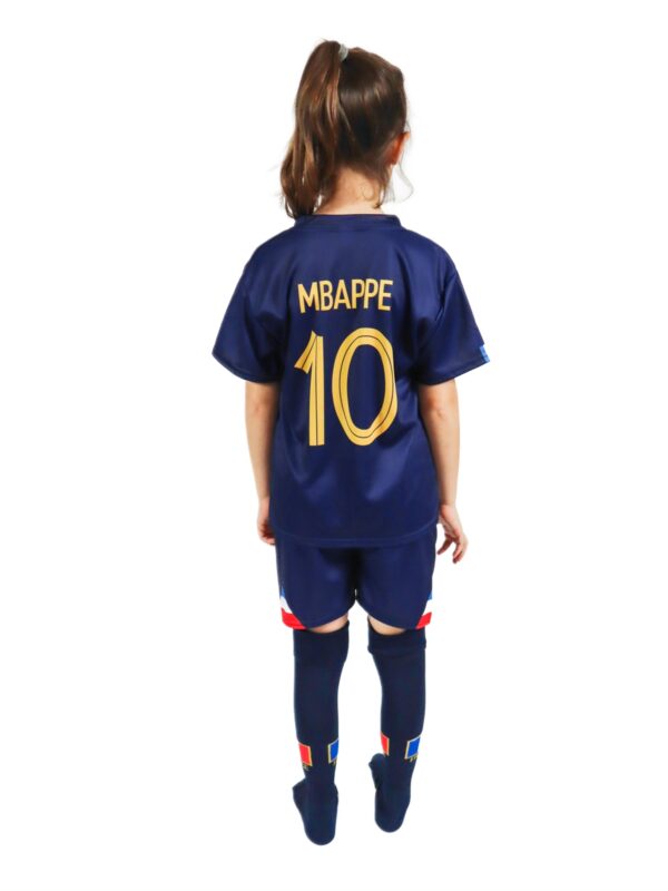 Dziewczynka w stroju piłkarskim dla dzieci MBAPPE 10 3w1